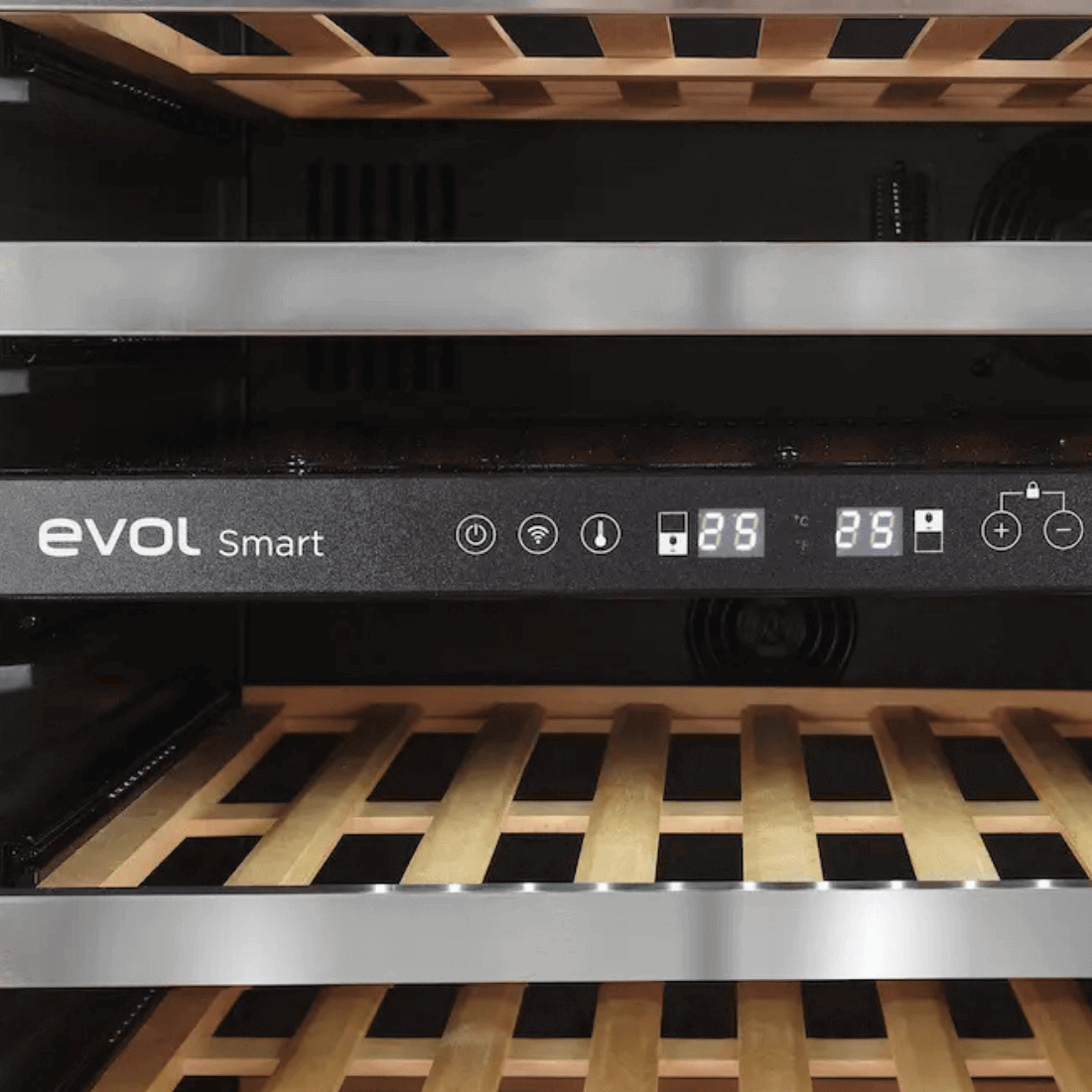 Visão interna da adega Evol Smart com controle de temperatura para duas zonas independentes.