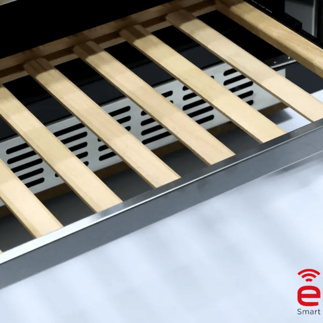 Prateleiras de madeira da adega Evol Smart, ideal para armazenar até 46 garrafas de vinho.