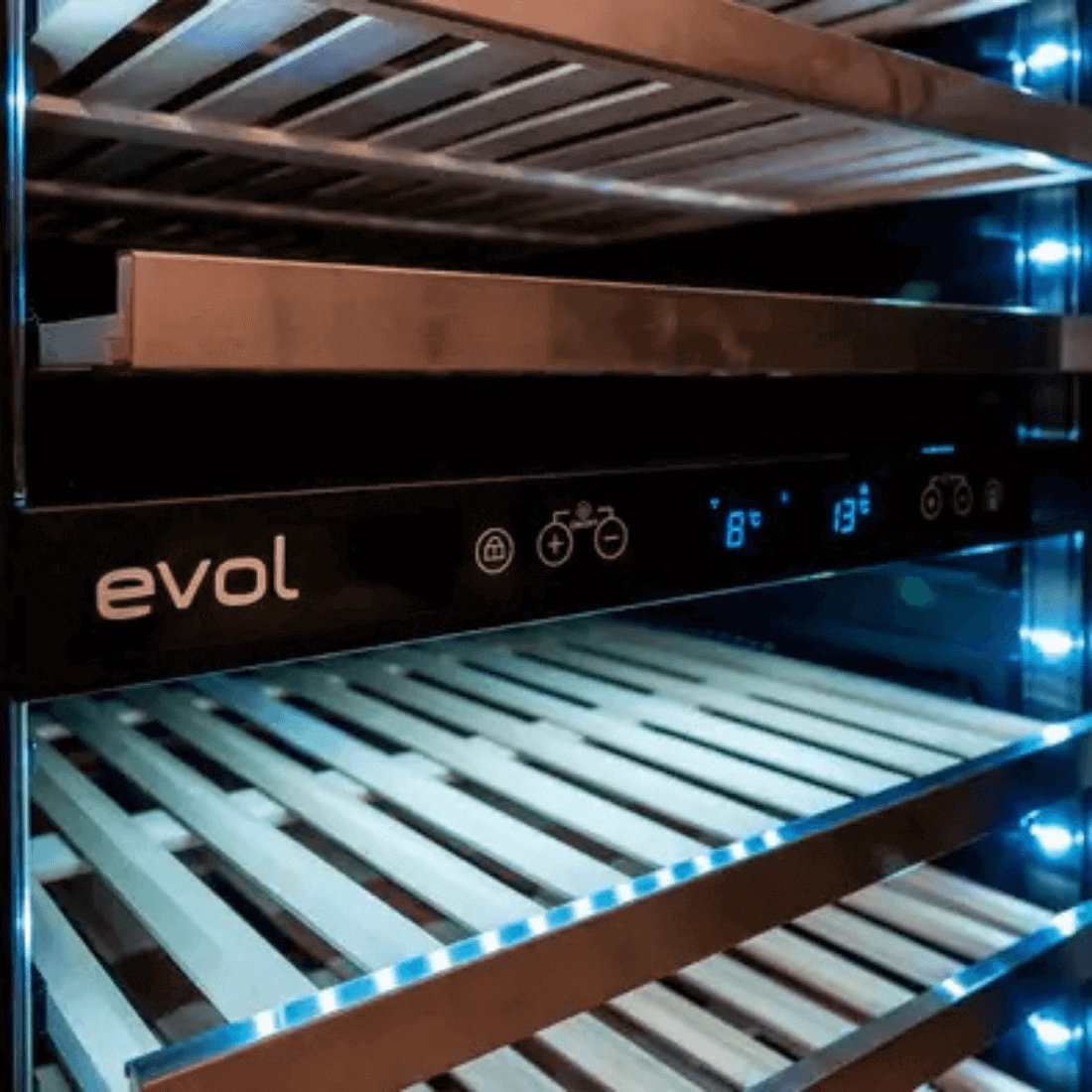 Adega de vinhos Evol Smart com prateleiras de madeira e painel de controle digital embutido.
