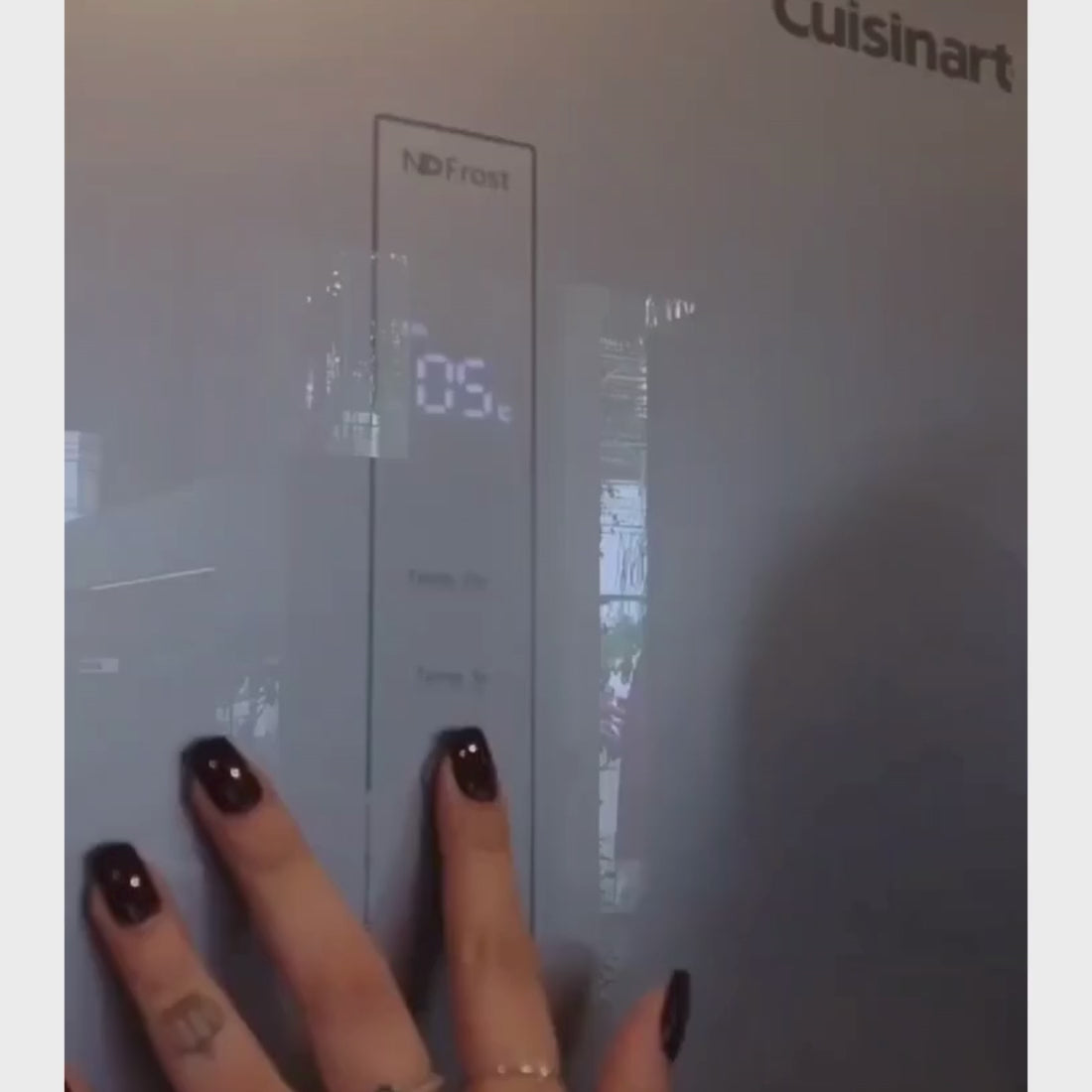 Painel do Refrigerador Cuisinart Arkton Multi Door 518 Litros Vidro 84cm com display digital e controle de temperatura.