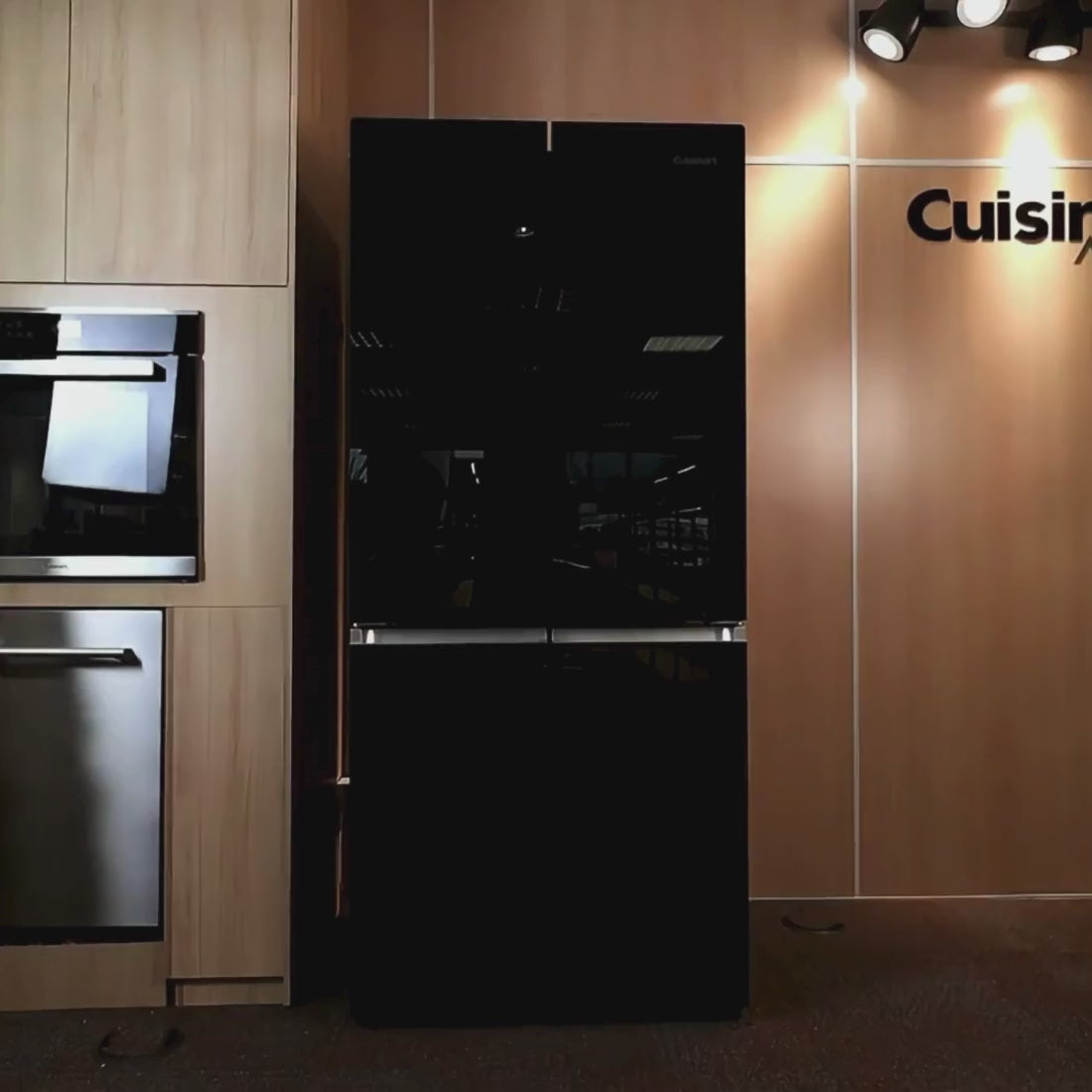 Refrigerador Cuisinart Arkton Multi Door 518 Litros Black 84cm em ambiente moderno na cozinha.