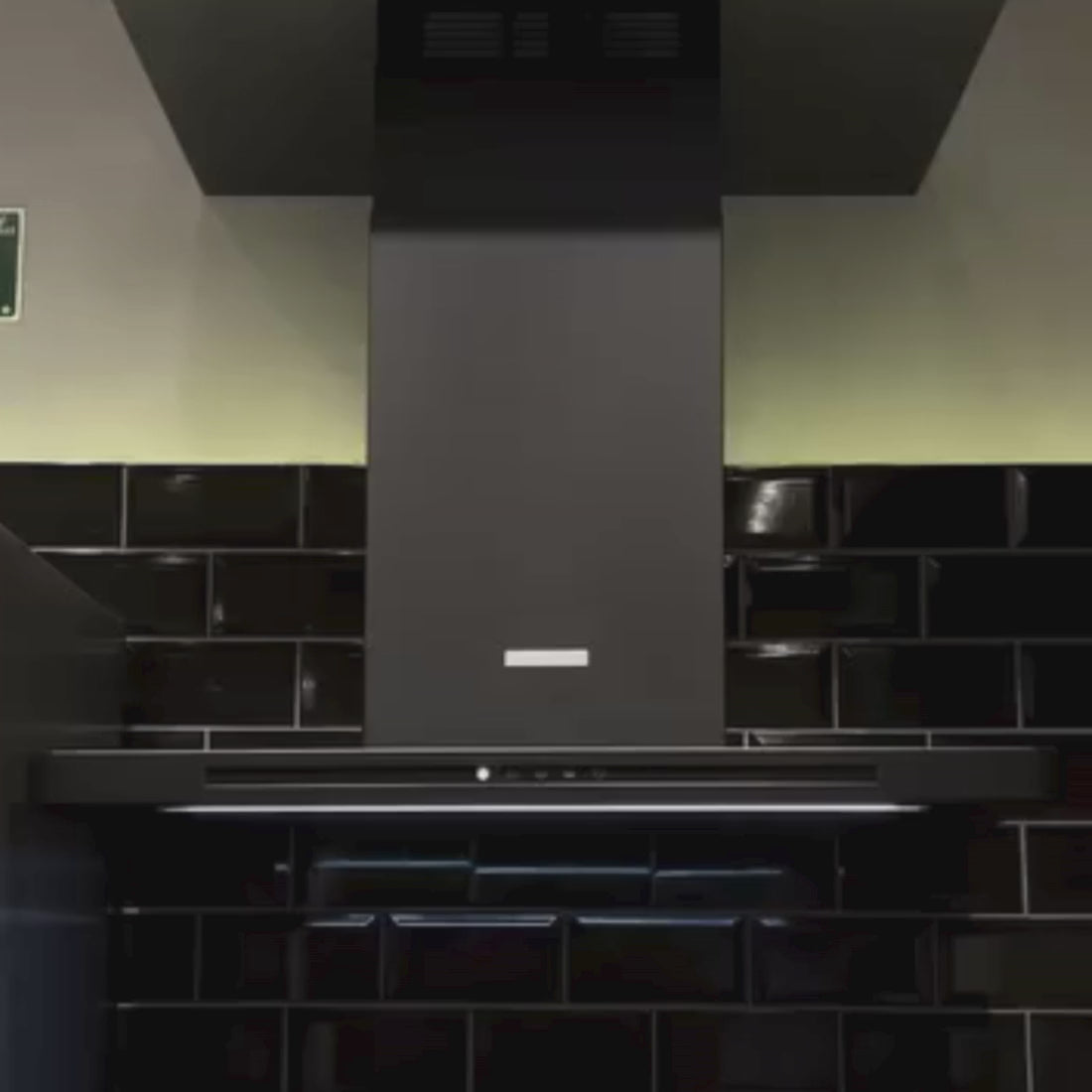 Coifa CrissAir Drito de Parede Black Matte 90cm instalada em cozinha moderna, destacando seu design elegante e funcionalidade.