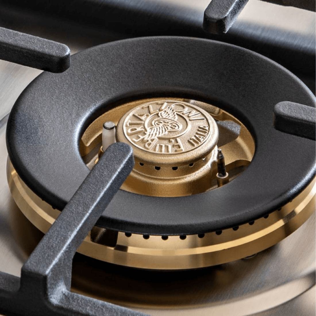 Queimador profissional de gás em inox e latão do cooktop Bertazzoni, com sistema de segurança Gás-Stop.