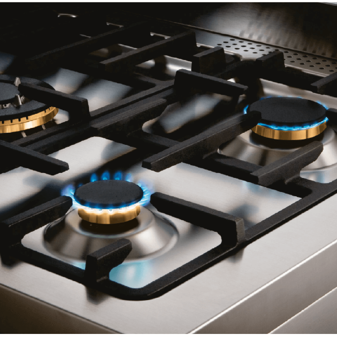 Queimadores a gás do Fogão Bertazzoni Master com chama azul e design robusto em inox.