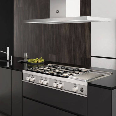 RangeTop Bertazzoni Master 6 bocas a Gás e Grill Elétrico Inox 122cm em cozinha moderna com fogão inox.