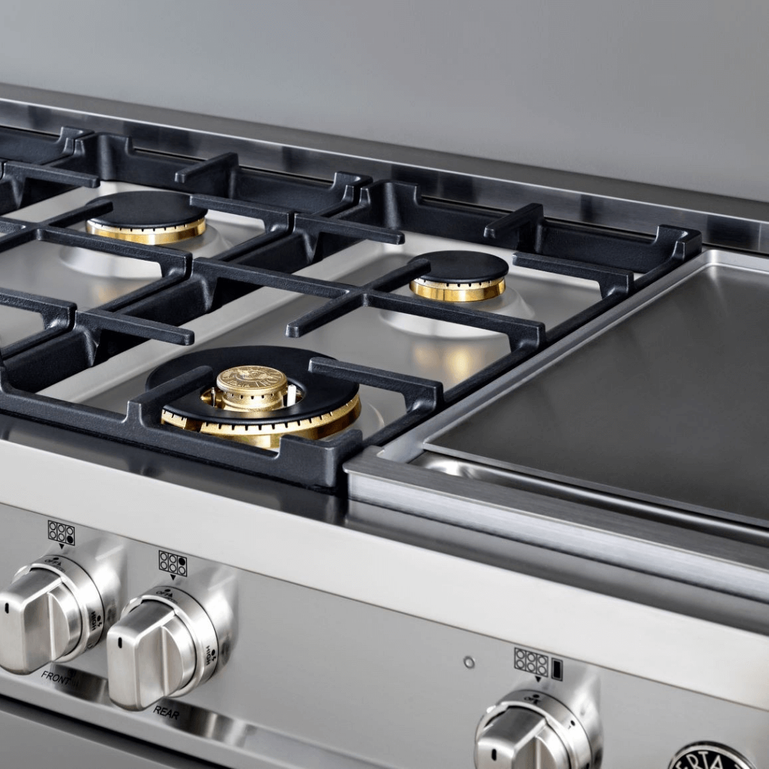 Detalhe do RangeTop Bertazzoni Master 6 bocas a Gás e Grill Elétrico Inox 122cm com queimadores em latão.