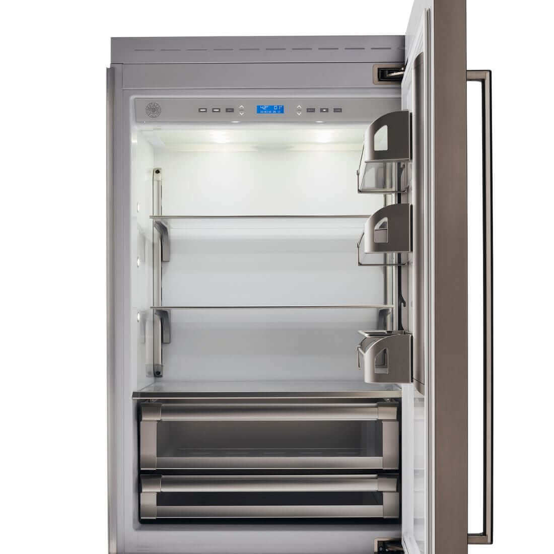 Interior do Refrigerador Bertazzoni Master com prateleiras e gavetas em aço inox.