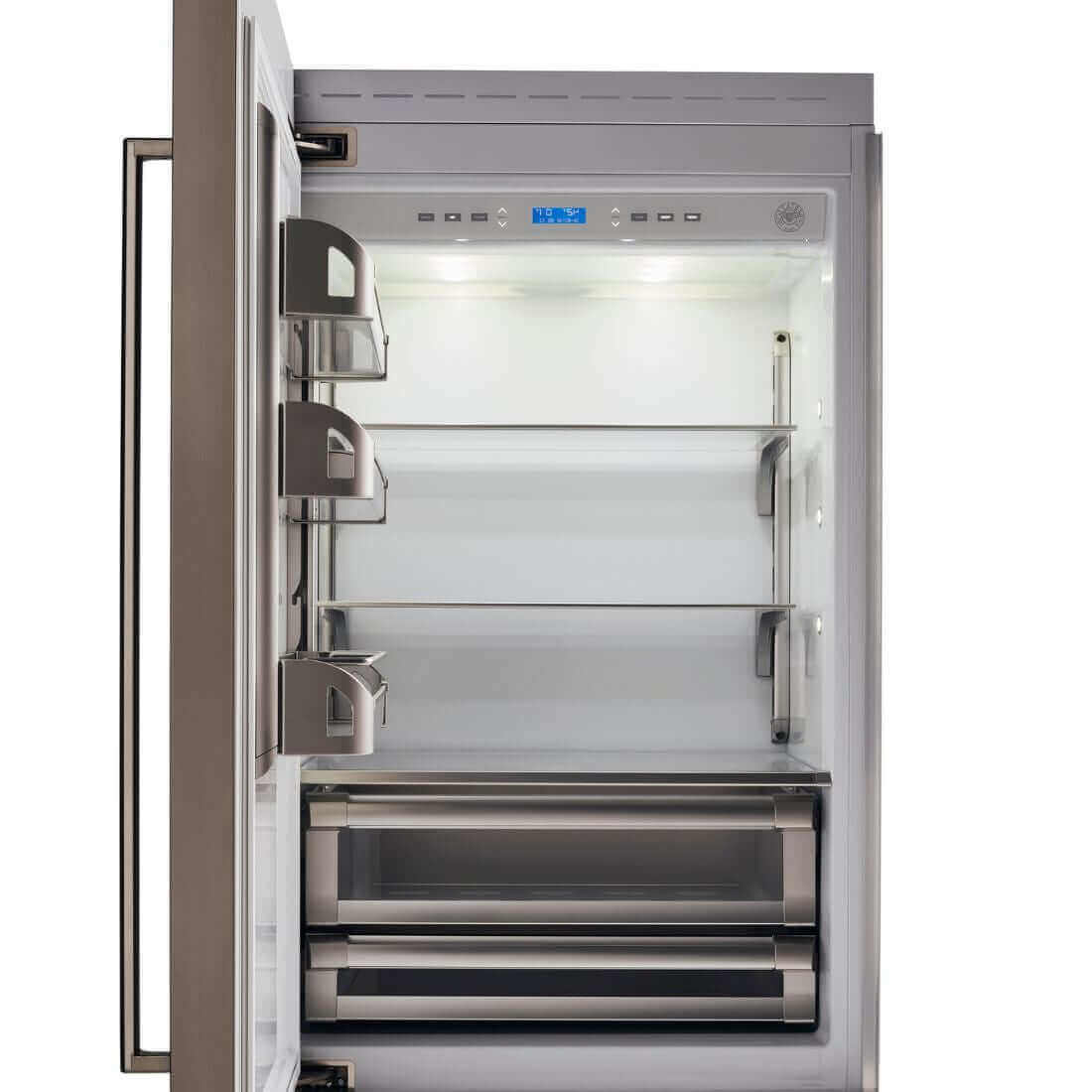 Interior do refrigerador Bertazzoni Master 473 litros, exibindo prateleiras e gavetas organizadas.