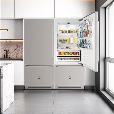 Refrigerador Bertazzoni Master de 596 litros com abertura direita em uma cozinha moderna.