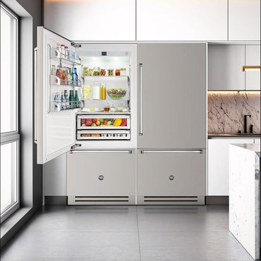 Refrigerador Bertazzoni Master 596L com portas em inox, interior iluminado e prateleiras cheias de alimentos.
