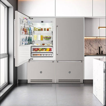 Refrigerador Bertazzoni Master 596L com portas em inox, interior iluminado e prateleiras cheias de alimentos.