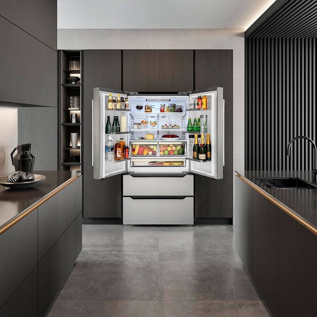 Refrigerador Tecno Professional French Door 636 Litros aberto, revelando itens organizados com iluminação LED.