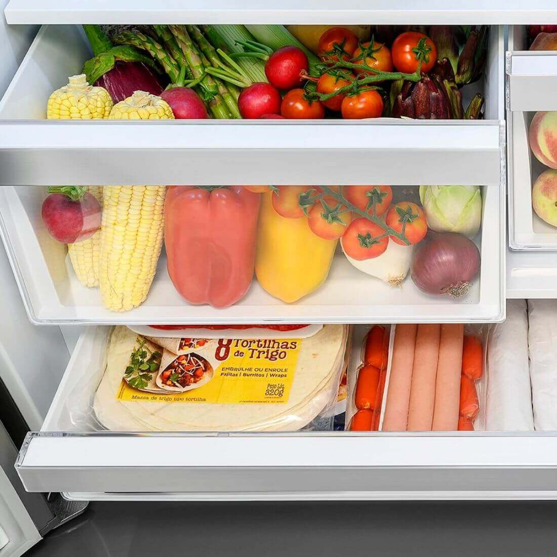 Hortaliças frescas organizadas em compartimentos de refrigerador Tecno Original French Door de 636 litros.