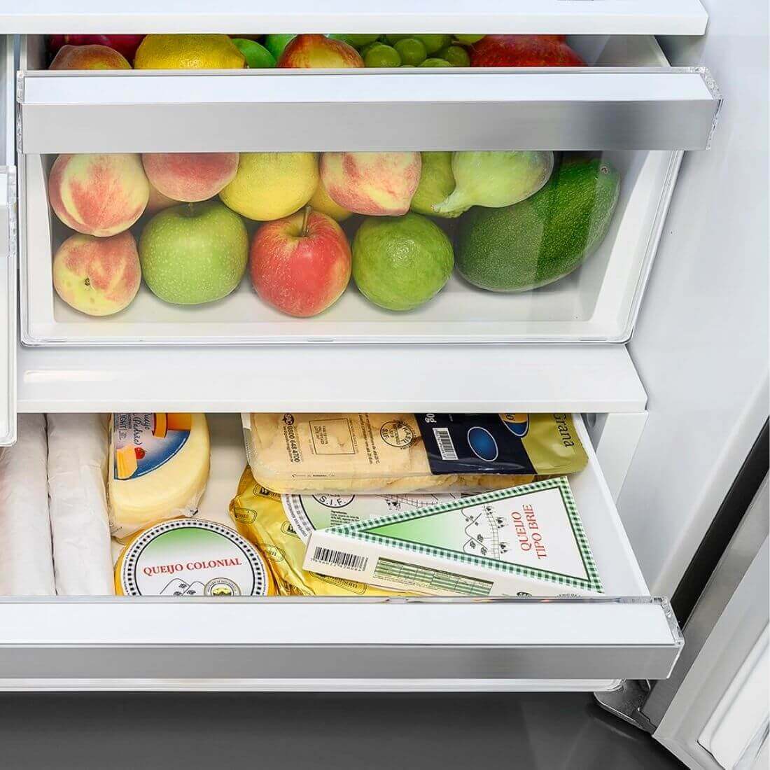 Interior do Refrigerador Tecno com frutas frescas e queijos organizados em prateleiras transparentes.