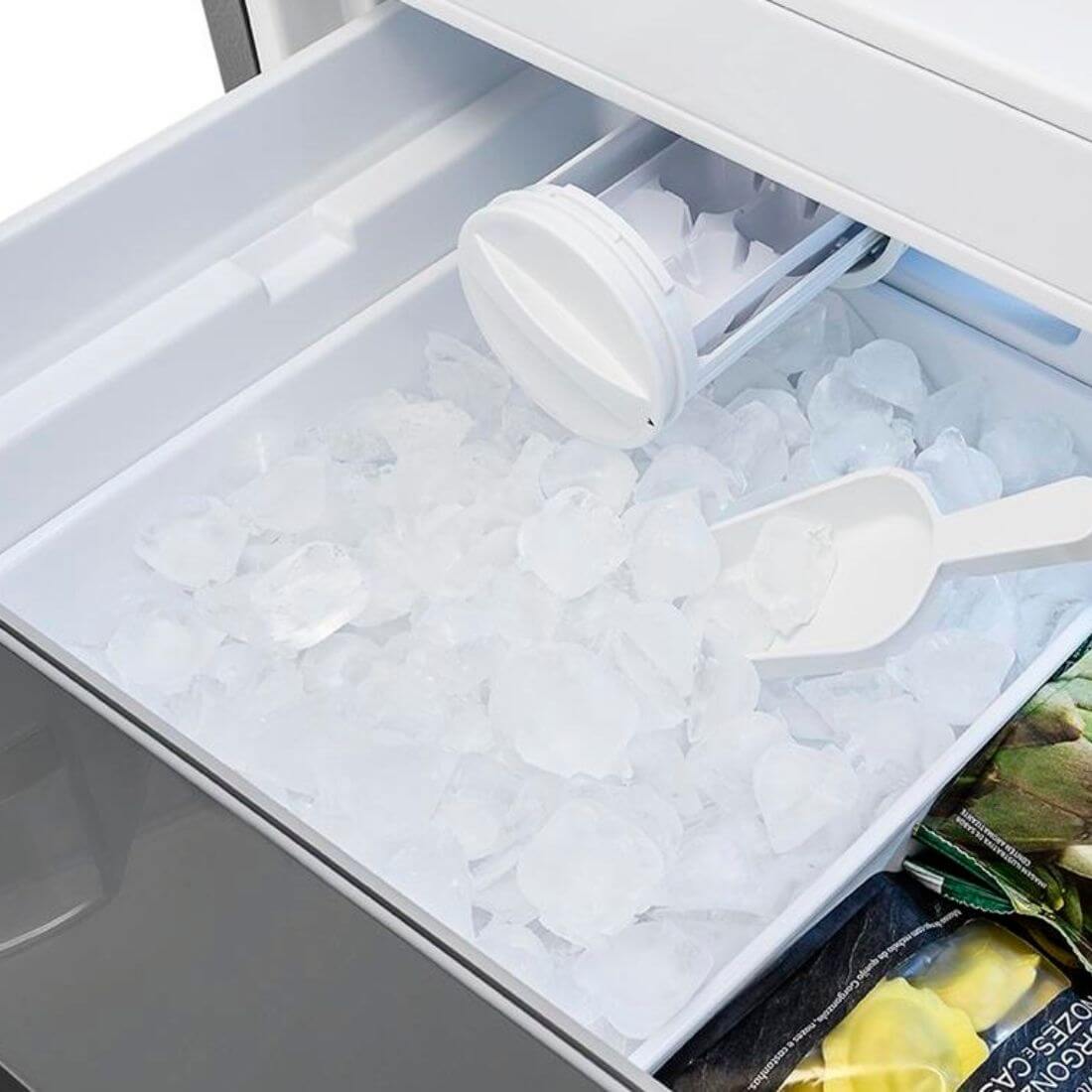 Cubos de gelo no congelador do Refrigerador Tecno Professional French Door, com colher para servir.