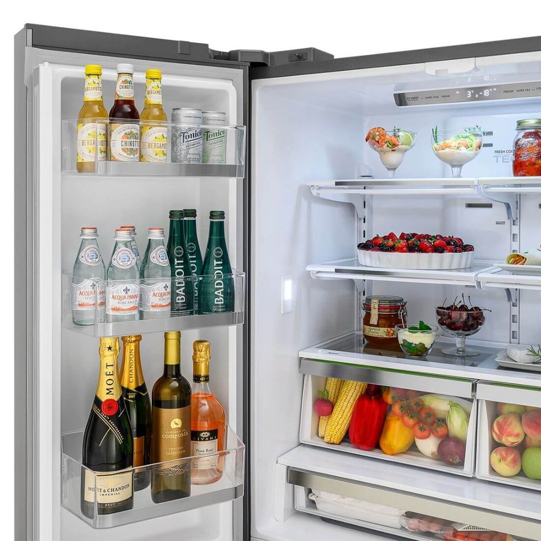 Interior do Refrigerador Tecno Professional French Door com bebidas e alimentos variados organizados.