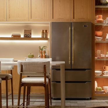 Refrigerador Tecno Vintage French Door 636 litros inox em ambiente moderno com mesa e cadeiras de madeira.