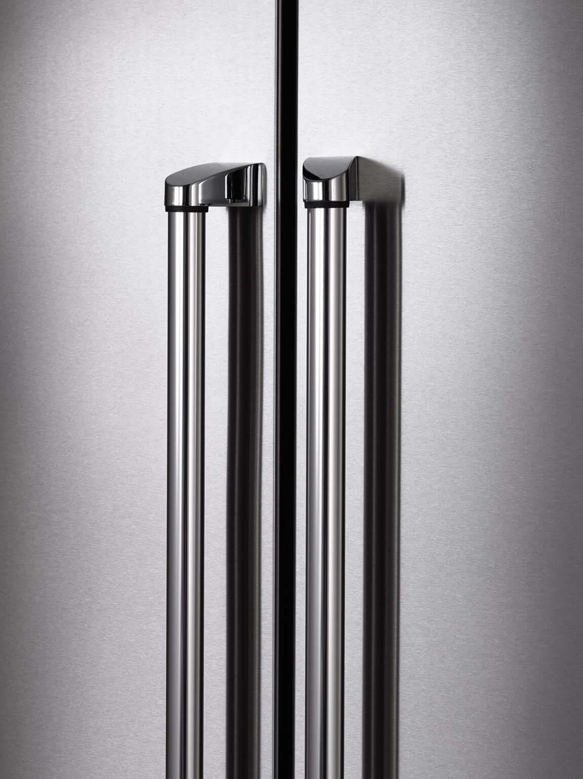 Detalhe das portas do Refrigerador Bertazzoni Master Inox com alças elegantes e design sofisticado.