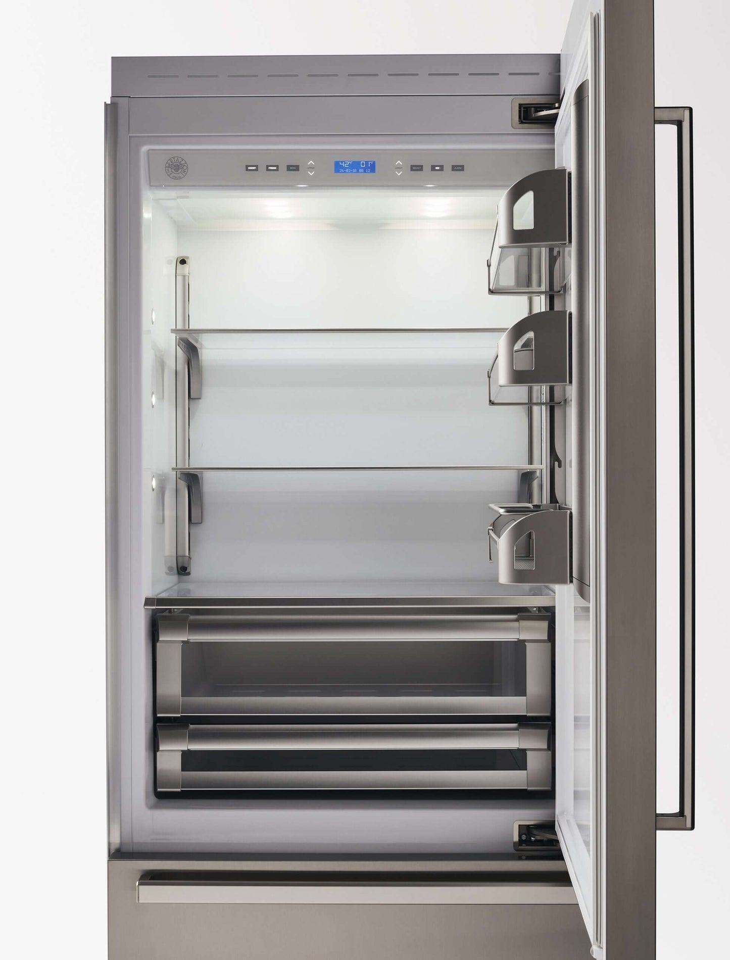 Refrigerador Bertazzoni Master 473 Litros com interior iluminado e prateleiras ajustáveis em inox.