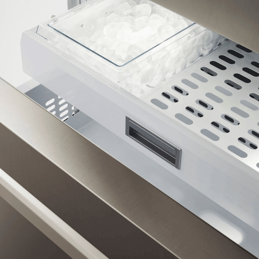 Gaveta de gelo do Refrigerador Bertazzoni com gelo em cubos e design moderno em inox.
