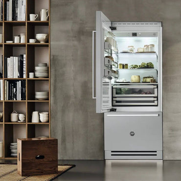 Refrigerador Bertazzoni Professional 90cm com portas inox, interior iluminado e prateleiras organizadas.