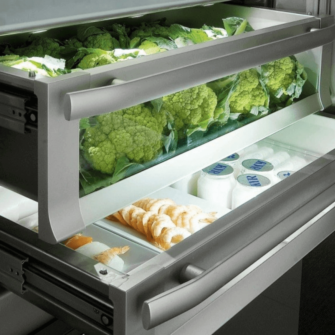 Interior do refrigerador Bertazzoni com legumes frescos e compartimento para alimentos, com iluminação LED.