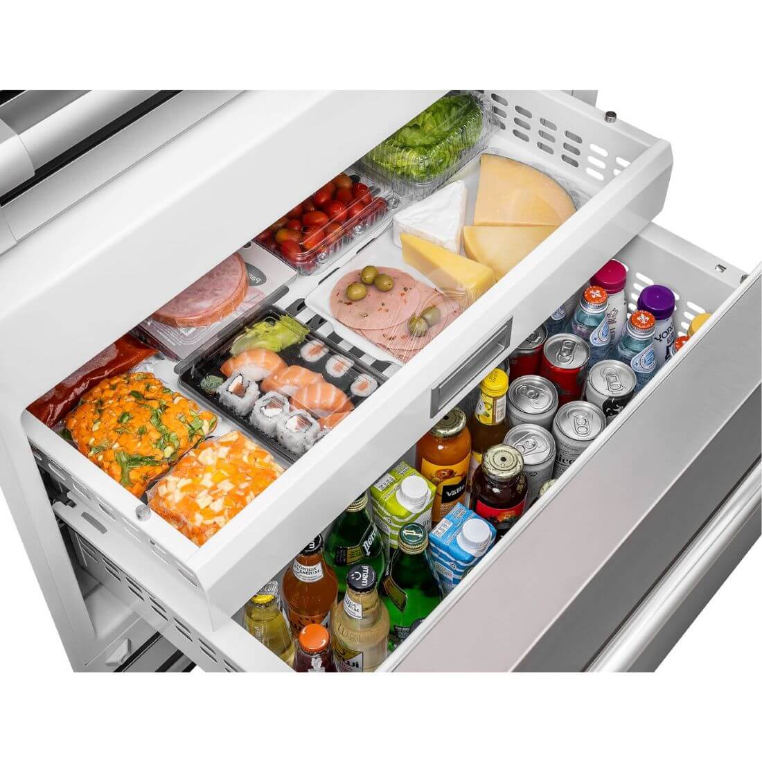 Gaveta do Refrigerador Bertazzoni Professional com alimentos e bebidas organizados, ideal para armazenamento.