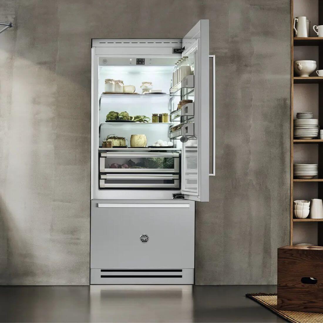 Refrigerador Bertazzoni Professional 596L com abertura direita e interior iluminado, ideal para organização de alimentos.