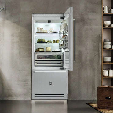 Refrigerador Bertazzoni Professional 596L com abertura direita e interior iluminado, ideal para organização de alimentos.