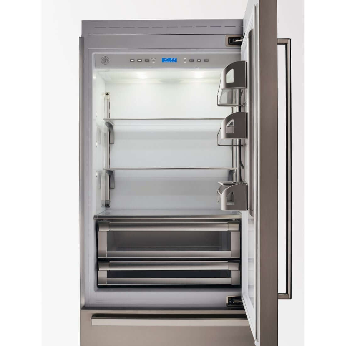 Interior do Refrigerador Bertazzoni Professional 596 Litros com prateleiras e sistema de iluminação LED.