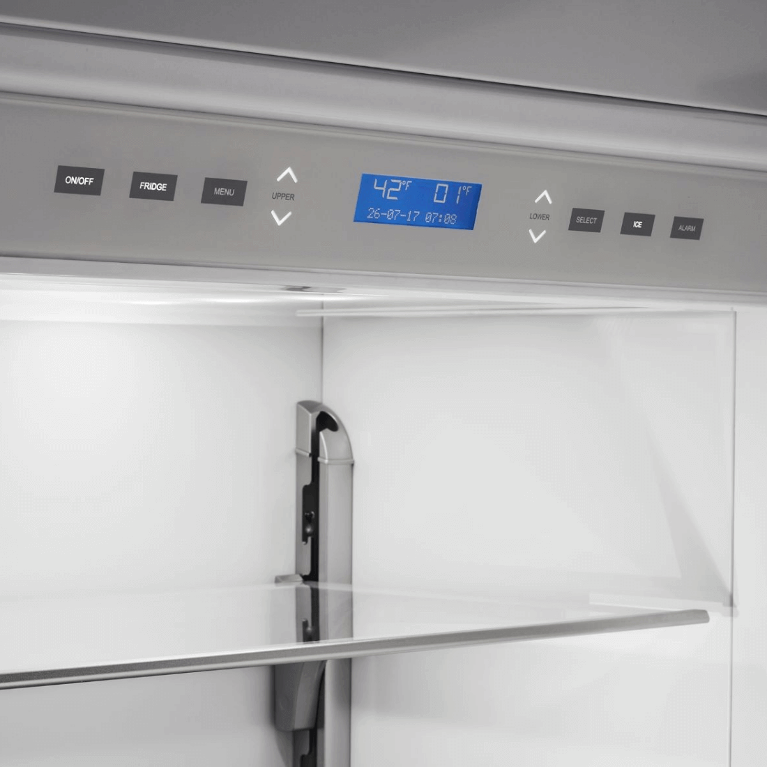 Painel de controle digital do Refrigerador Bertazzoni, com exibição de temperatura e funções.