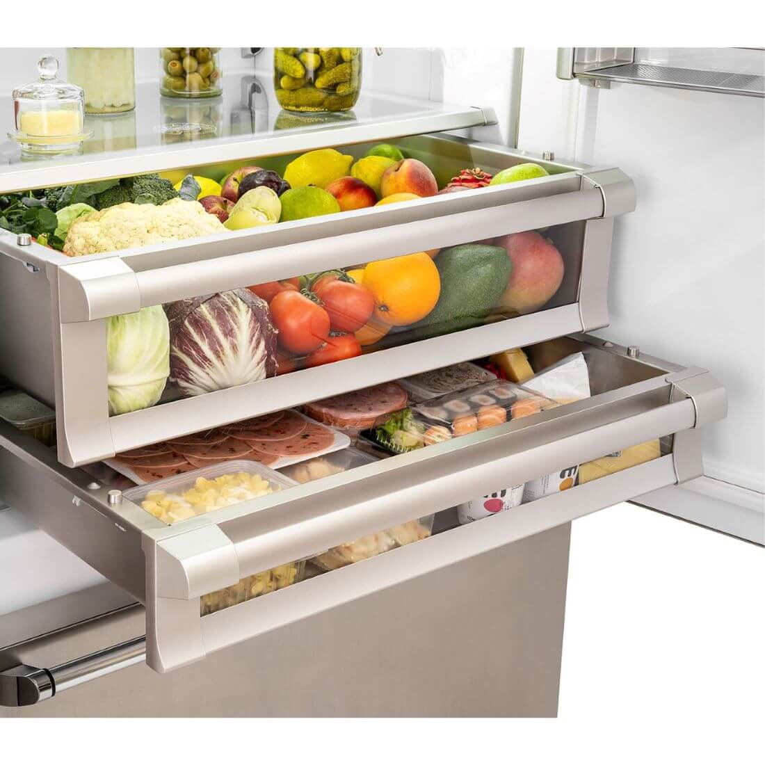 Interior do Refrigerador Bertazzoni com frutas, verduras e alimentos armazenados em gavetas transparentes.