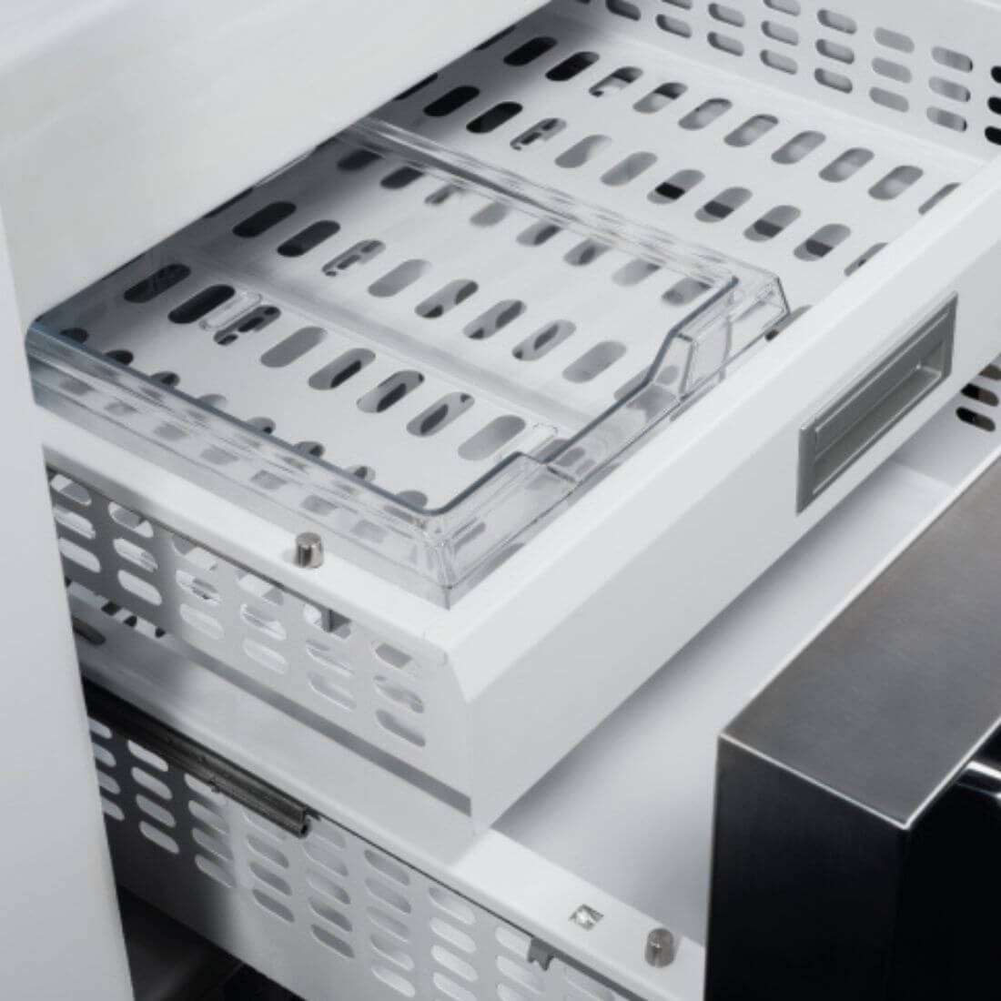 Interior de gaveta do Refrigerador Bertazzoni, mostrando design funcional com bandeja transparente e ventilação.