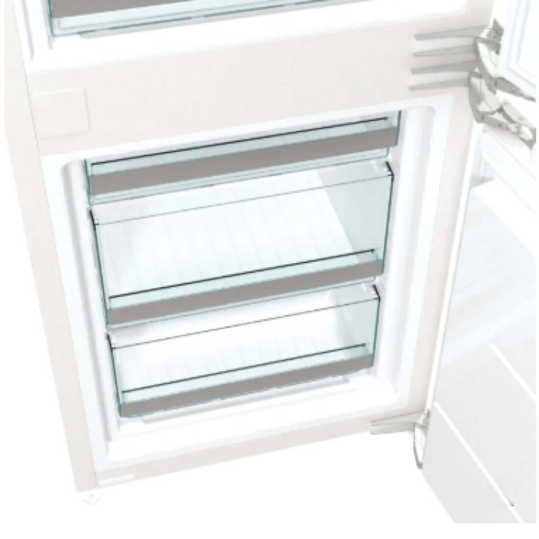Interior do refrigerador Gorenje com gavetas de vidro para armazenamento e organização de alimentos.