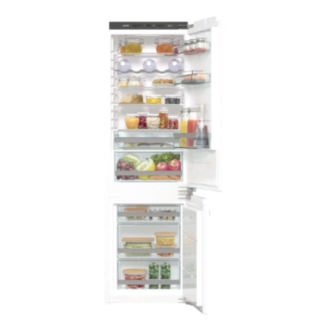 Interior do Refrigerador Gorenje com alimentos organizados e prateleiras espaçosas, ideal para cozinhas modernas.