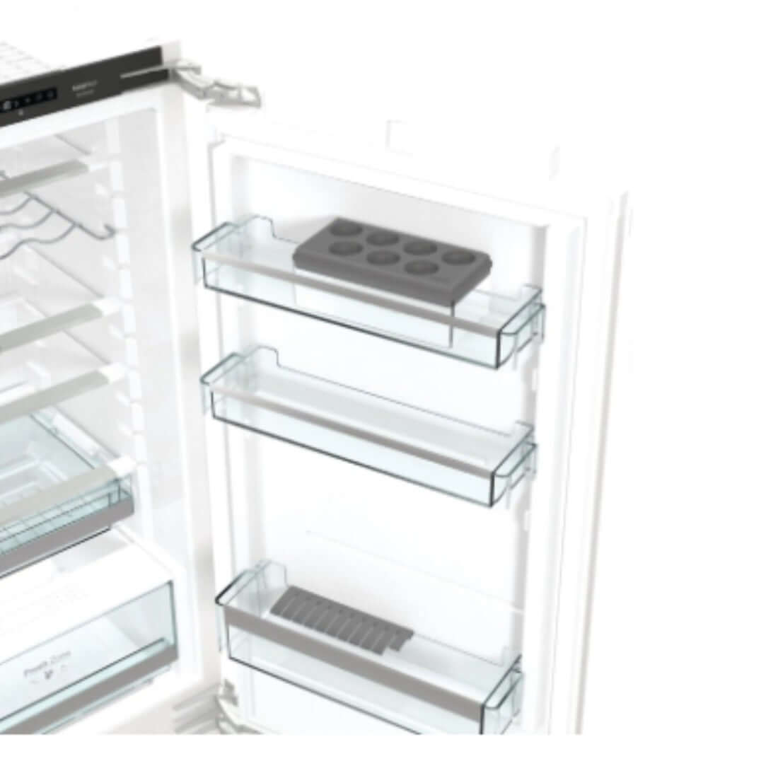 Interior do Refrigerador Gorenje Bottom Freezer mostrando prateleiras de vidro e bandeja de gelo.