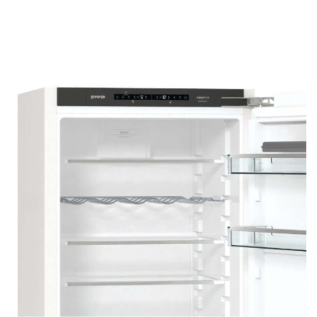 Interior do Refrigerador Gorenje Bottom Freezer, com prateleiras e painel de controle moderno.