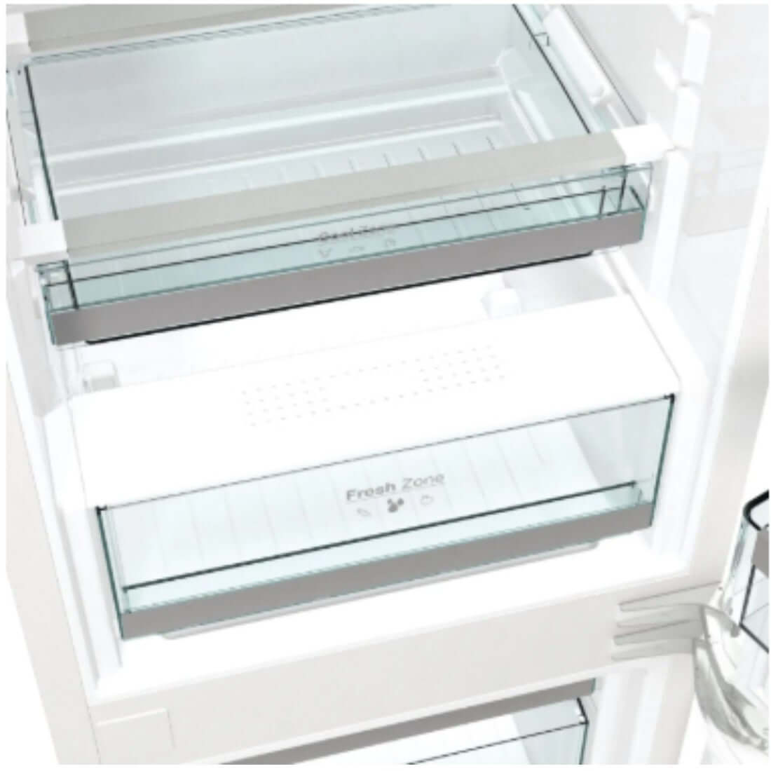 Interior do Refrigerador Gorenje com prateleiras de vidro e compartimento Fresh Zone.