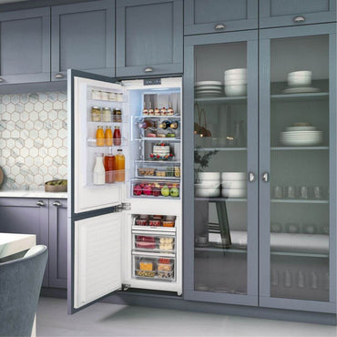 Refrigerador Tecno Bottom Freezer 233L em cozinha moderna com armários cinza e prateleiras de vidro.