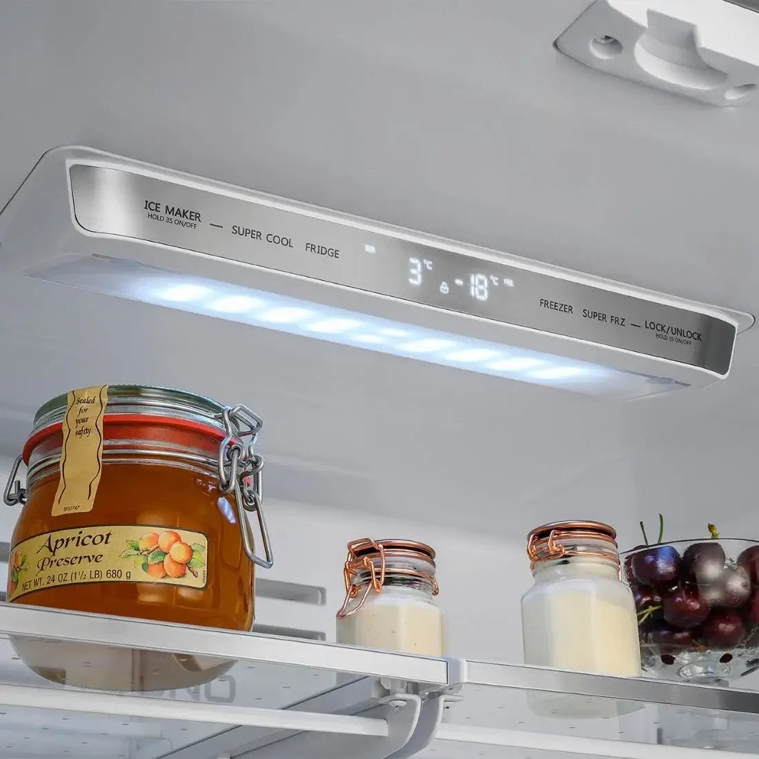 Interior do Refrigerador Tecno French Door com iluminação LED e painel de controle digital.