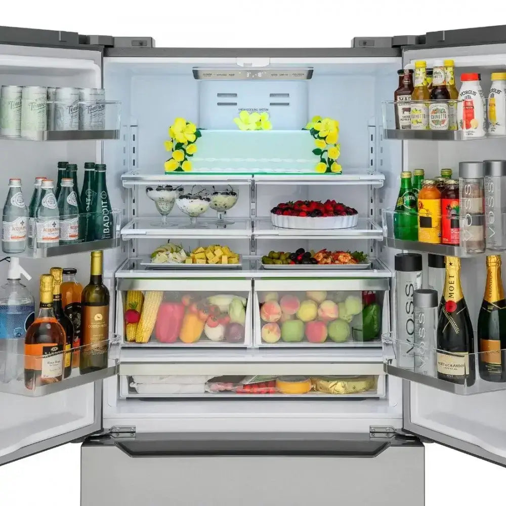 Interior iluminado do refrigerador Tecno Professional French Door com 636 litros de capacidade, cheio de bebidas e alimentos frescos.