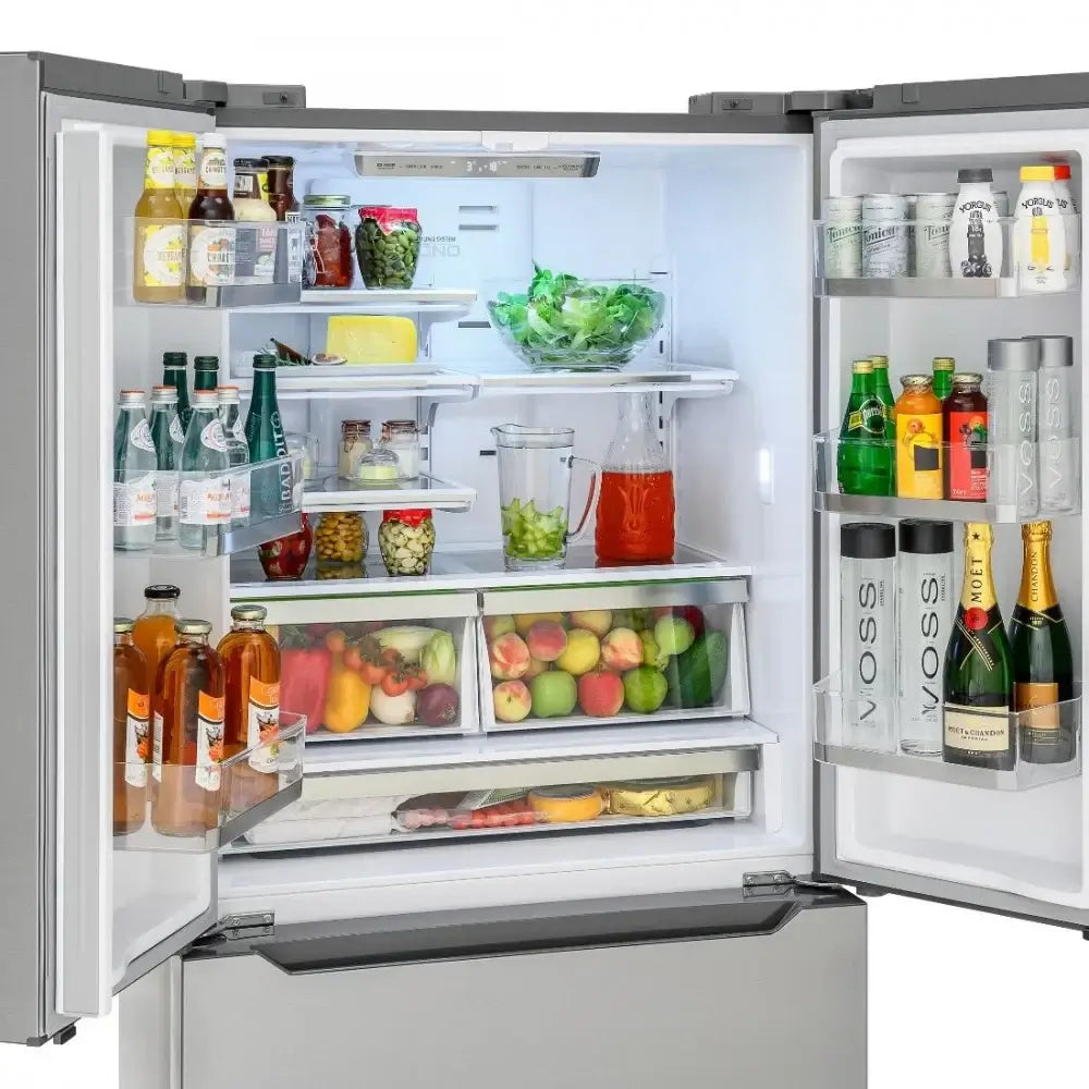 Interior do Refrigerador Tecno French Door 636 Litros com prateleiras cheias de bebidas e alimentos frescos.