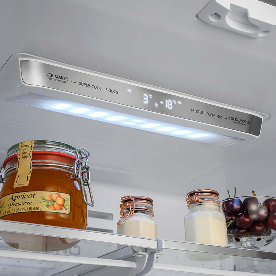 Interior do refrigerador Tecno Professional com iluminação LED e painel de controle digital.