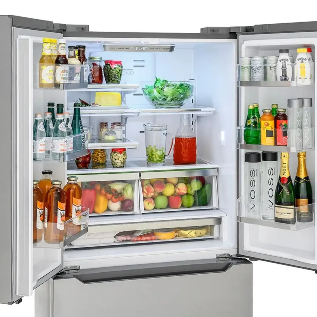 Interior do refrigerador Tecno Professional French Door 636 litros, com prateleiras cheias de alimentos e bebidas variados.