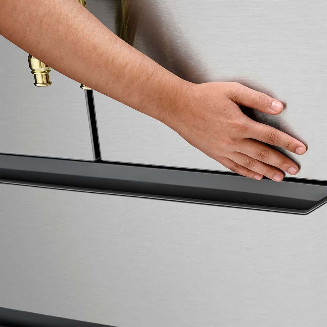 Detalhe do puxador do Refrigerador Tecno Vintage em inox com mão tocando a porta.
