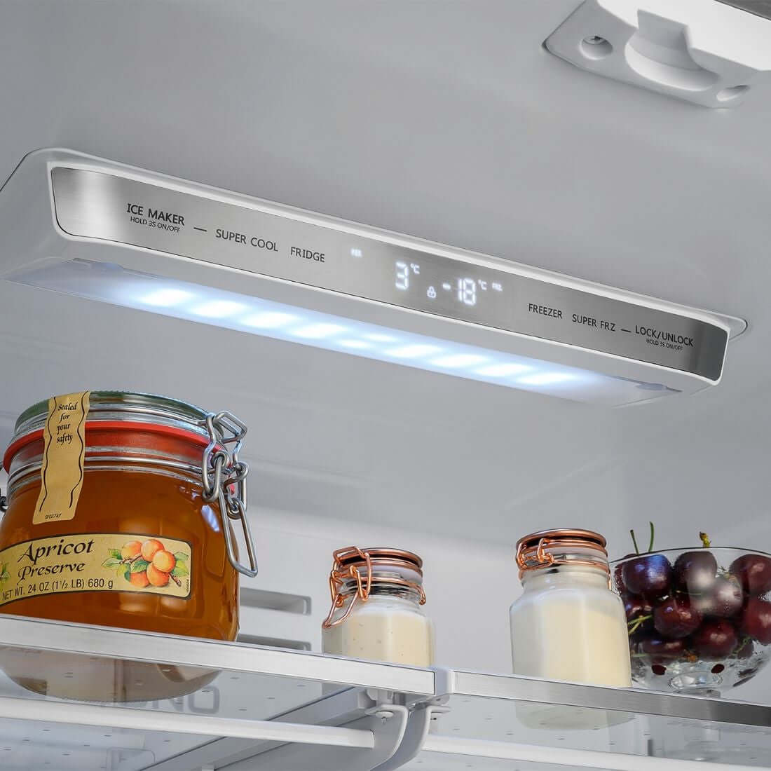 Interior do refrigerador Tecno Vintage com painel interno digital e iluminação LED.