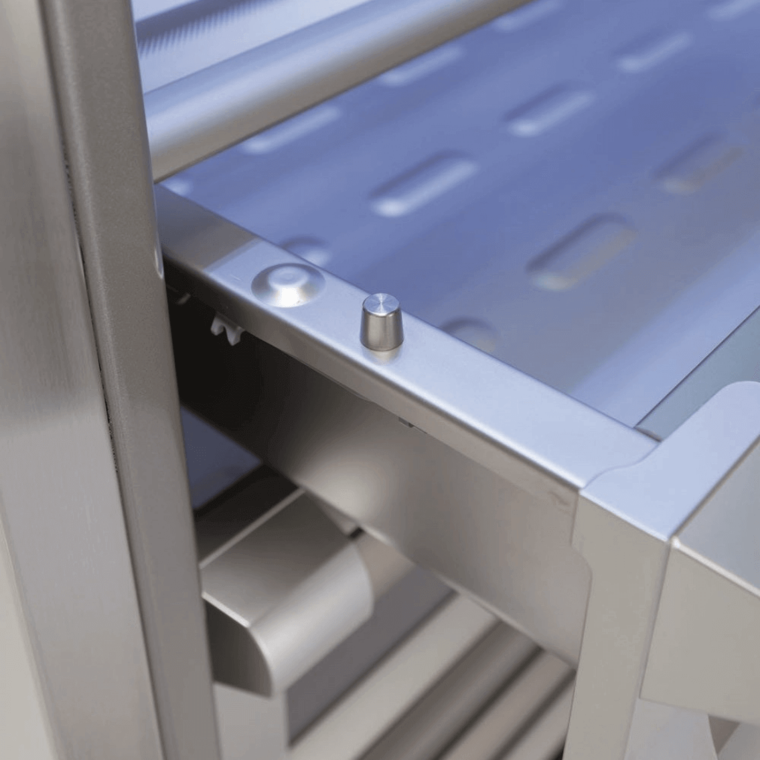 Detalhe da prateleira do refrigerador Bertazzoni com acabamento em inox e estrutura robusta.