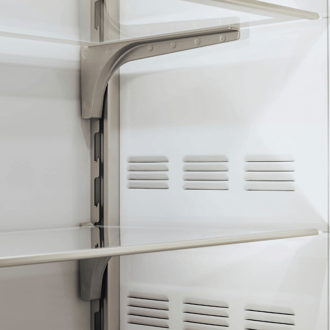 Interior do refrigerador Bertazzoni com prateleiras e sistema de ventilação para melhor conservação dos alimentos.