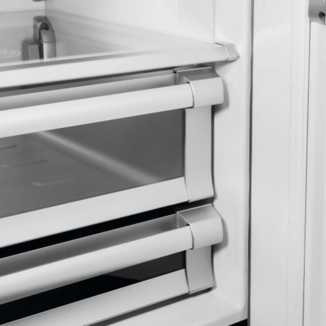 Detalhe das alças retangulares do Refrigerador Bertazzoni Professional com design moderno e funcional.