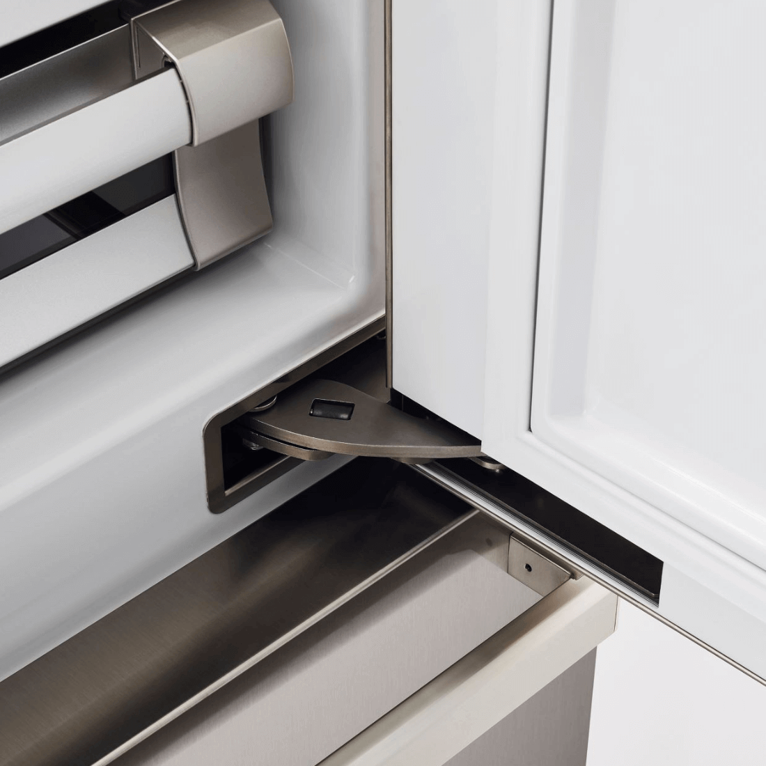 Detalhe da dobradiça embutida do Refrigerador Bertazzoni Professional, design moderno e funcional.